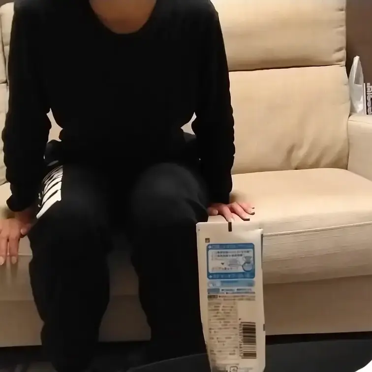 部屋着の生脱ぎをしてから歯ブラシ(^^♪ その後は赤い全身アミアミタイツに着替えて大好きなおもちゃでオ〇ニー💛 後ろからおもちゃを当てられて何度もイっちゃいました(⋈◍>◡<◍)。✧♡ (1/2)