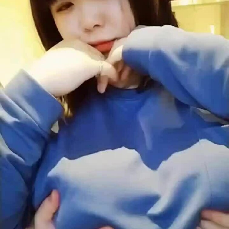 後ろから現れた手に…えっちにおっぱいもまれちゃう動画です。
お洋服の上からはまだ耐えれるけど…
素肌だと耐えられない