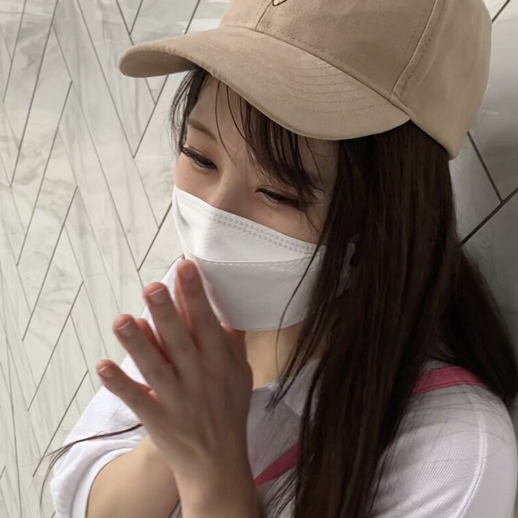 ＃4【 AYANE 25歳】
今回ストリートスナップ撮影に協力してくれたのは、ダメージポロシャツワンピが目を引くクラブ