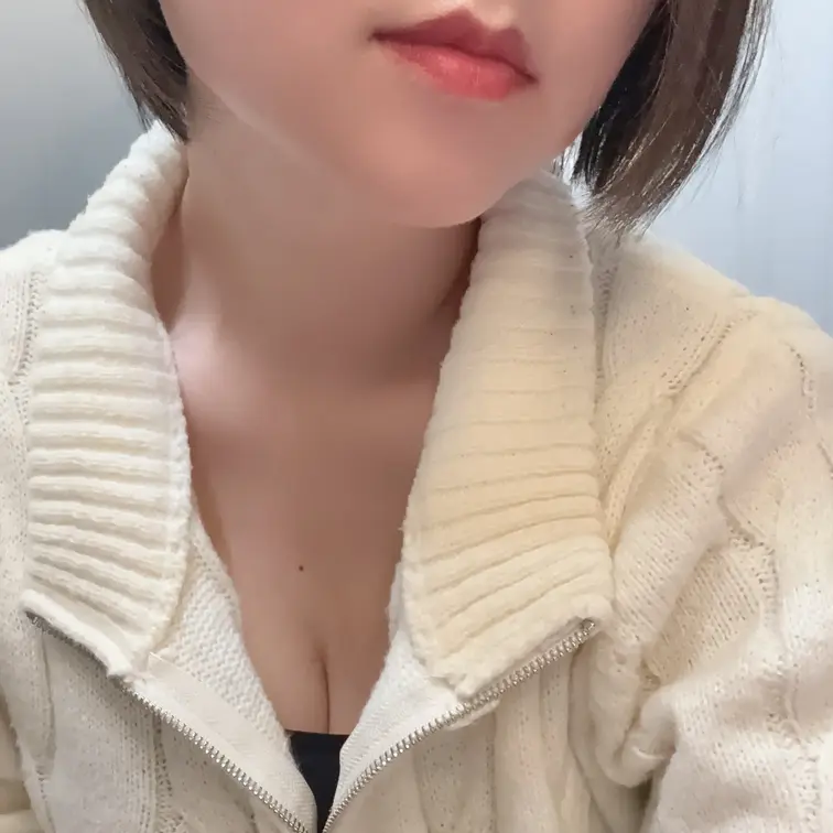 普段はちゃんとしていたいのに、
夜になると少しだけ気が緩みます。

誰にも見せないつもりだった気持ちを、
ここに
