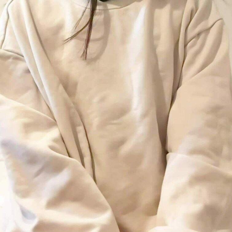 地味な服の女の子下には...?
