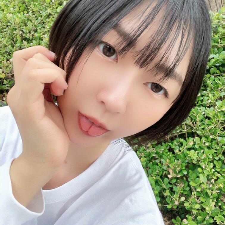 初投稿!
お外の自撮りは自然光で盛れる✨
スプタン👅🐍見せ〜♥️な自撮りです