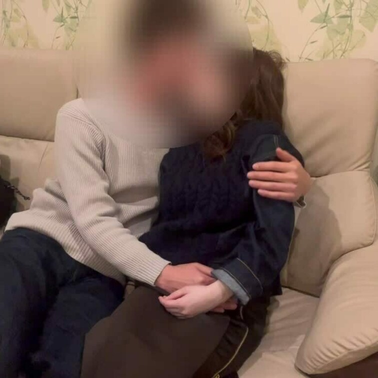 密会の一部を撮影😊①脱がせたら黒の下着で妙にそそられた🥹ベッドよりソファーの方がはめやすい😊続きも見てね💕︎