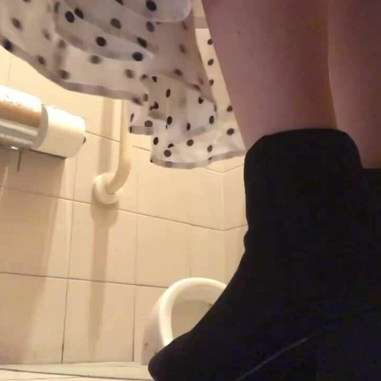 和式ト○レで異物挿入♡//別アングルです♪

↑の高画質フル動画です💓

※こちらの動画は後ろアングルのみで顔が