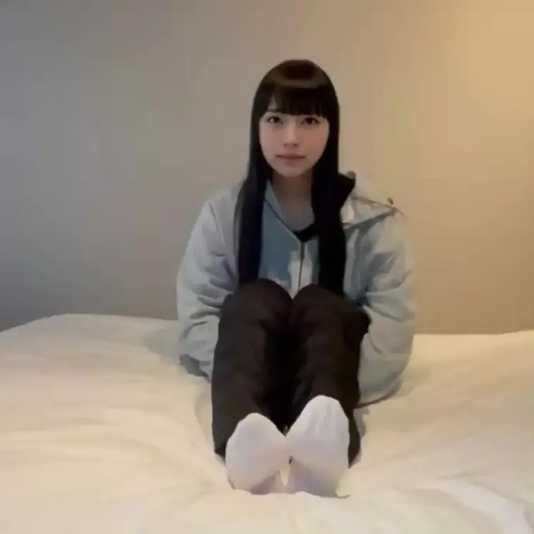 今日は初めて足を見せます！良かったら見てくださいね。