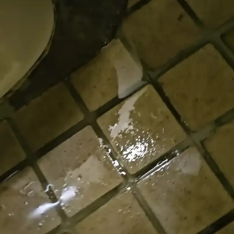 【撮影後】お潮で水浸しの公衆トイレ💦💦