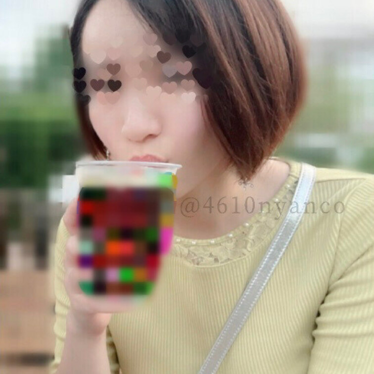 パイスラしてたら、汗の跡がニットについちゃった💦

谷間に汗かくと違和感がすごいんだよね〜( ´△｀)
舐めて綺麗