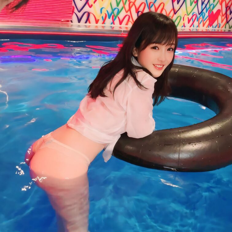 プールに水着忘れちゃったので下着のまま入っちゃった🤣