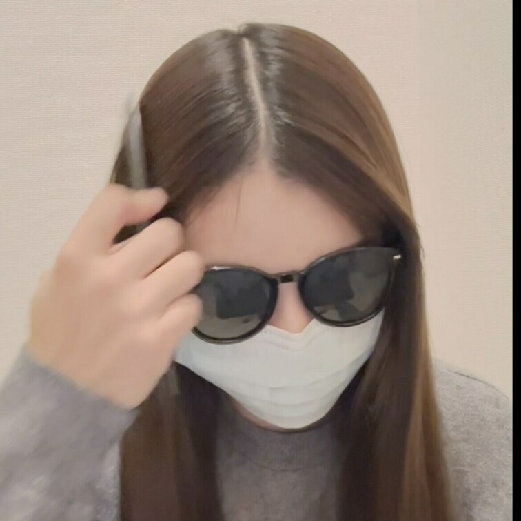 くしを使って分け目をくっきり出す動画です🍀✨途中貞子にもなってます笑　お風呂上がりのサラサラでお気に入りの動画です😳笑