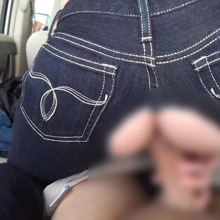 妻が悪友に会いたいと言って仕事の途中で悪友が抜け出しカーセックスした時、着衣のまま背面騎乗位で悪友が撮影してくれた動画で