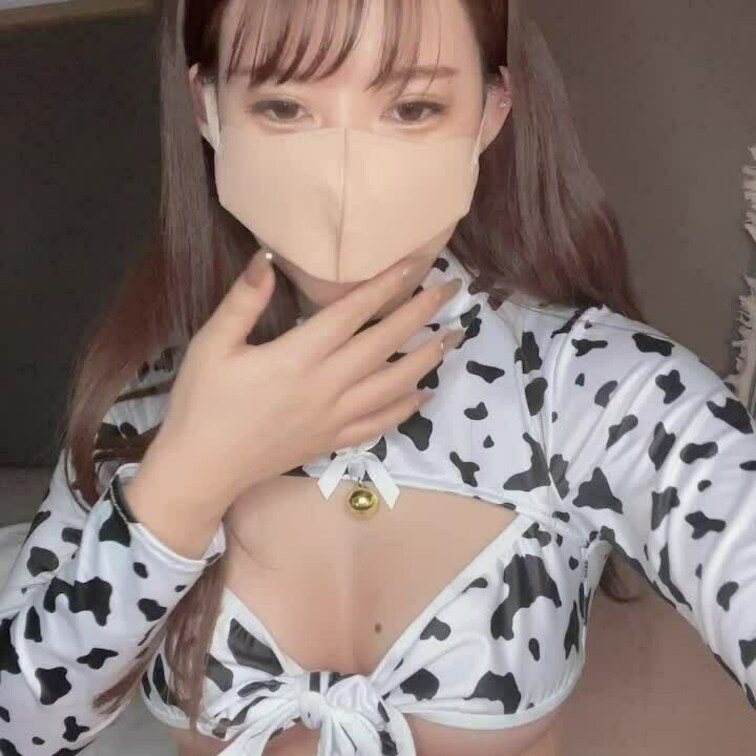 牛こす顔出し♡ニーハイはく