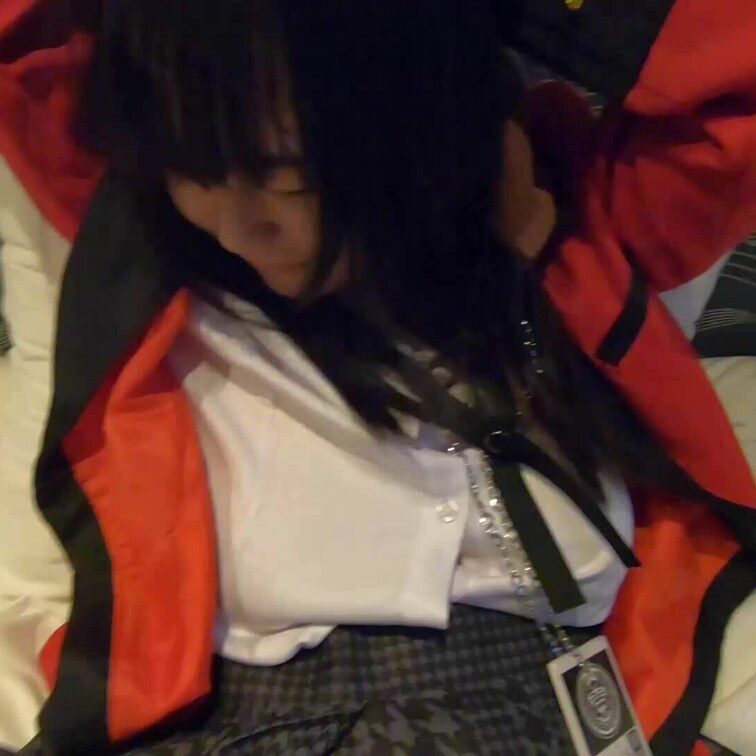

１９歳Fカップ美少女による蛇喰〇子コスです。
今回はゴム着ですが先端を切ってのプレイですのでフィニッシュは中出