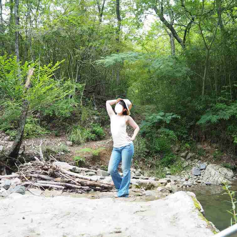 YさんのH県での屋外写真です。着衣なので無料公開します。「顔隠し訳ありヌード(Yさん)」では同じ場所で脱いでる画像公開し