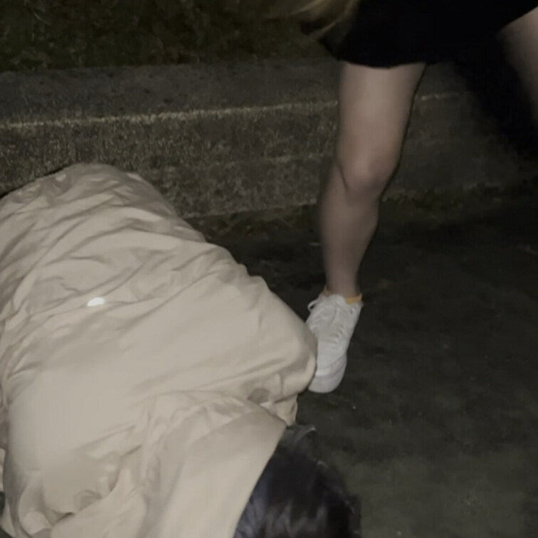 一回り近く年下のヤンキーギャル3人組に
土下座→人間灰皿→ムチと蹴りでボコられてます。
この方が1番ハードです笑
