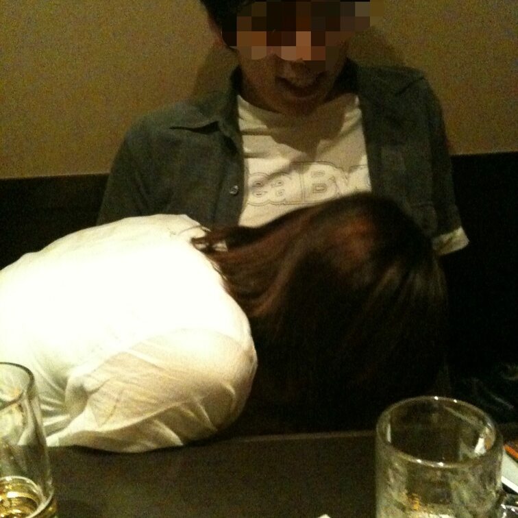 2010年新婚当時、単独さんを迎えた3Pの画像です。ネットで知り合った都内某有名私大に通うイケメンとのプレイ！ホテルに入