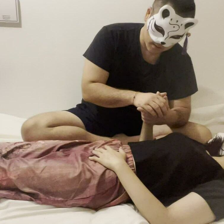 背中側からの感度がすごく高く、仙骨トントンするだけでイキ続けます。