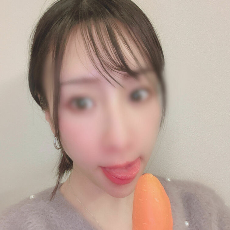 こんばんは人妻ゆうです💋
ぺろぺろシリーズ👅

今日の夕飯食材の🥕さんと❤️

今週はゆうが
お口でたくさん