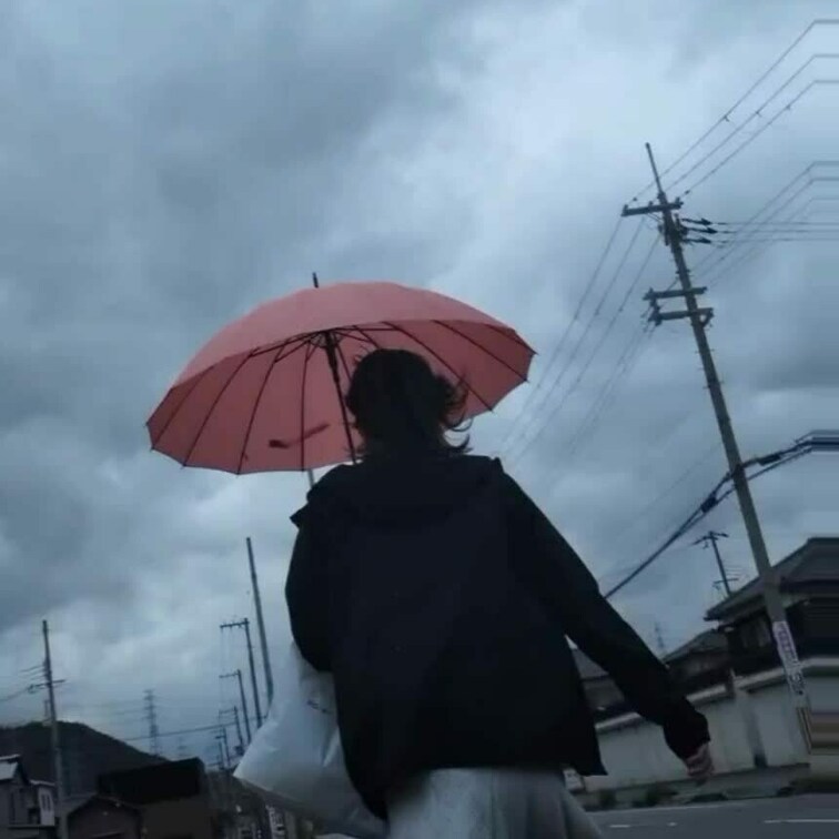 スーツ姿の妻が歩く姿