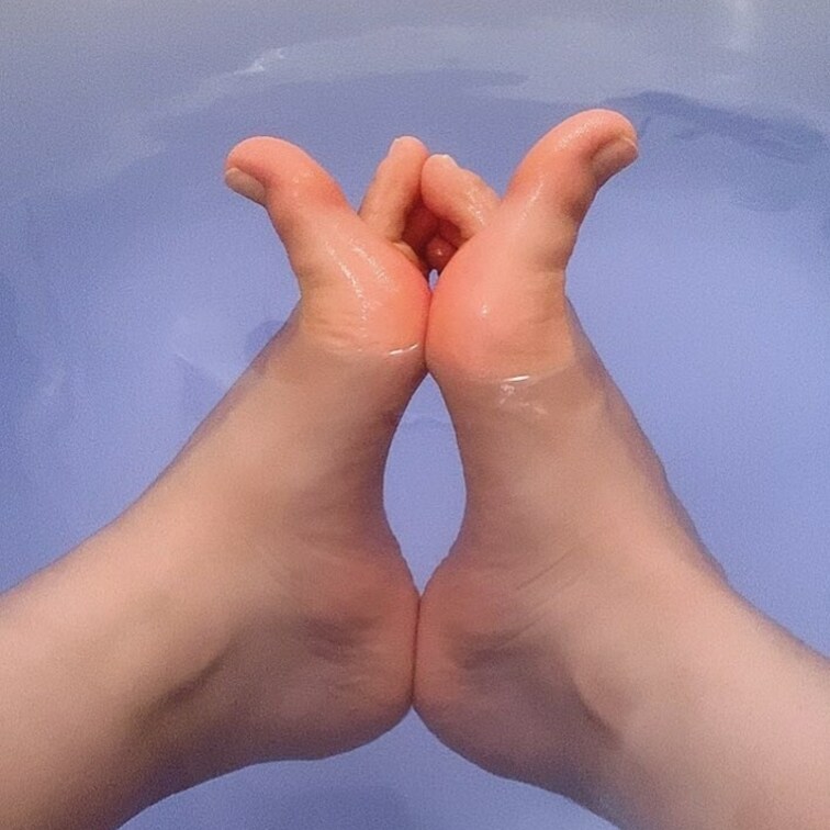 紫色〜🟣🦶
#足フェチ #足裏 #足舐め #裸足 #japanise #barefoot #pantyhose #あ