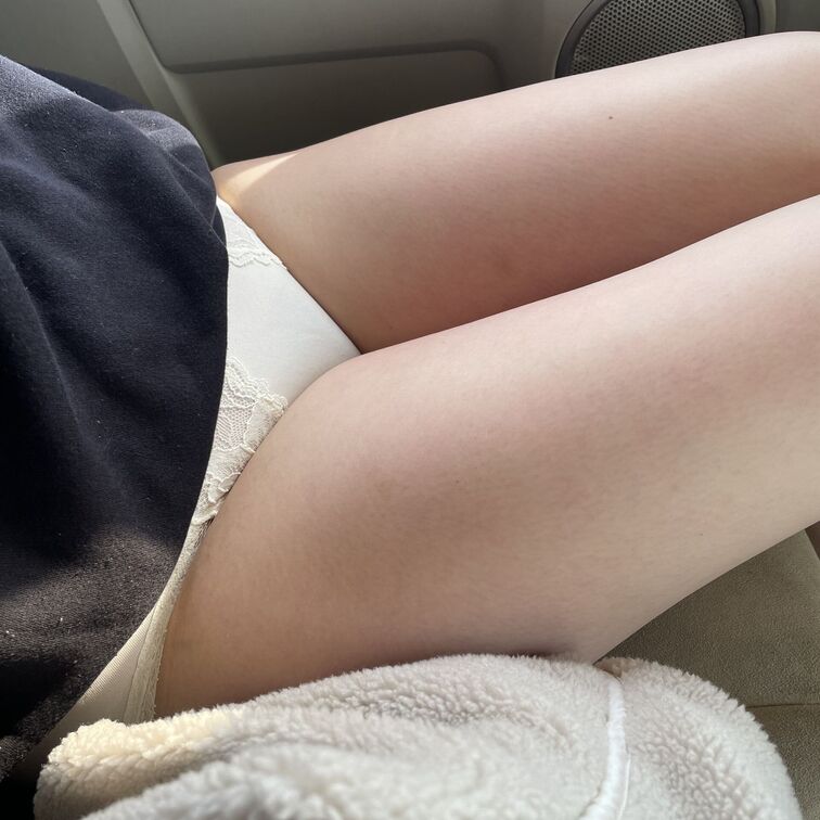 仕事前の人妻さんのパンティです。
時間なかったので2枚だけ😊

白の可愛いパンティ見せてくれました！
もちろんい