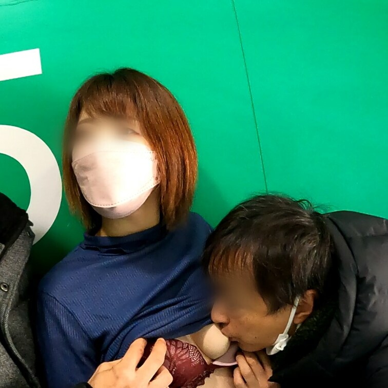 スレンダー主婦さんがホントに愛おしい。 あっ(汗)誰かエレベーターを登ってくる?ってシーン。
エレベーターホールに