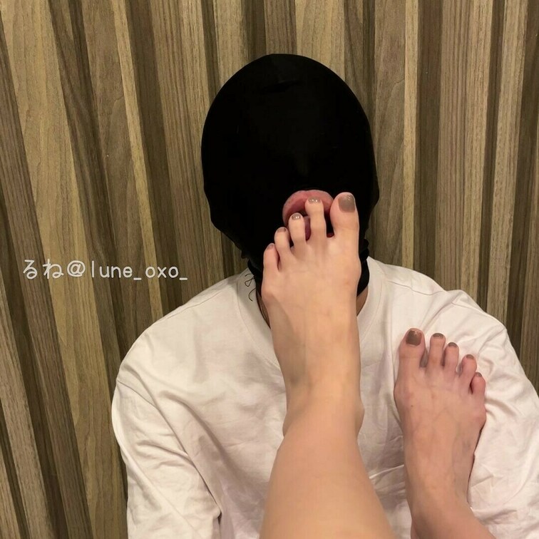M男に足を嗅がせながら舐めさせる♡
興奮しておちんちんパンツからこぼれちゃってるのウケる笑♡
主観バージョン！