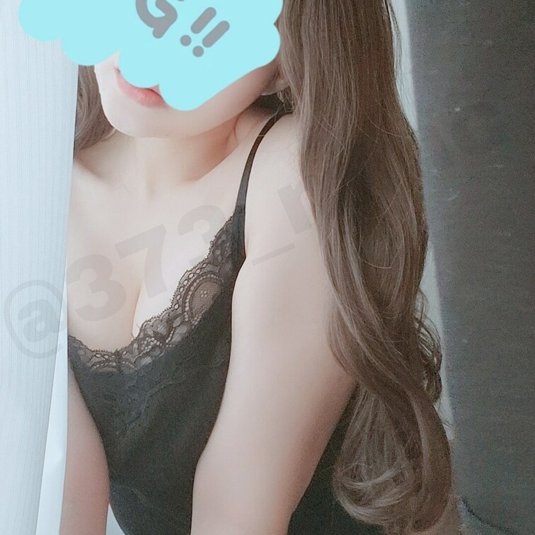 朝隣に誰かがいてくれたらいいよね？って思いながら撮影した1枚( ˶˙ᵕ˙˶ )☀️
キャミ1枚で寝るのは楽で好きです(