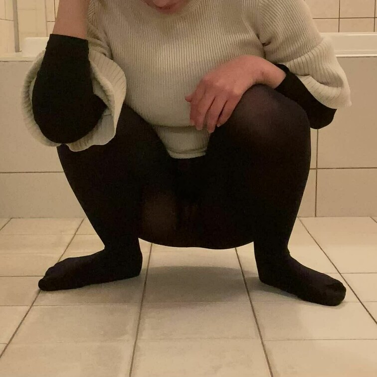 ストッキング直履きでおしっこおもらし○○○
初めのうちは目の前でおしっこさせられることに涙目になりながら抵抗してました
