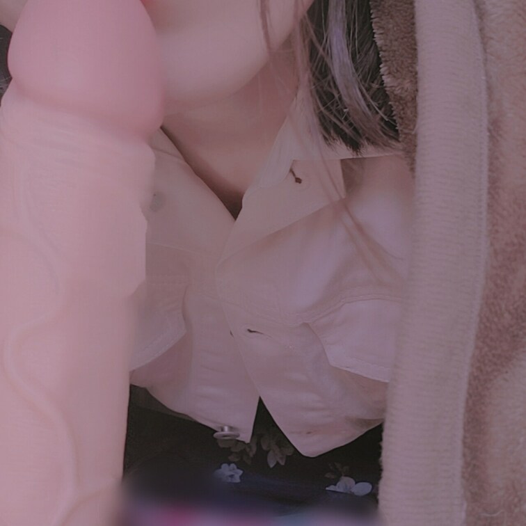 お布団に入り込んで…おちんちんを出して…(´>∀<｀)ゝ))ｴﾍﾍ❤

おちんちんぺろぺろしちゃうぞ〜👻笑

(