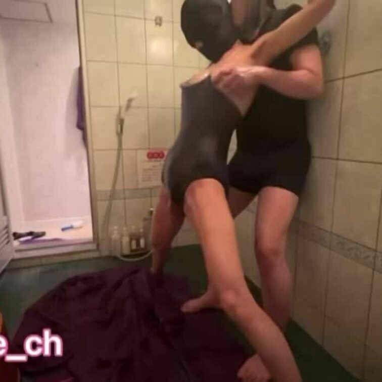 【お風呂場での楽しみ方】開口マスクをした変態美女がぴちぴちなスクール水着を着ての羞恥プレイ、乳首やアソコを的にして、水鉄