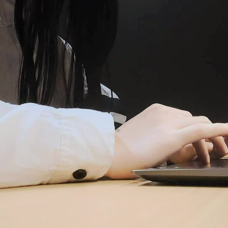 X(旧Twitter)にあげていた、自習室で露出＆乳首いじりする動画のロングバージョンになります✨何回かPCを弄っている