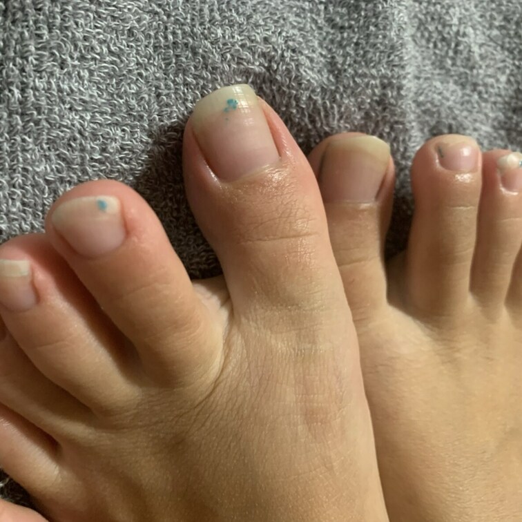 マニキュア残ってる🦶🤍