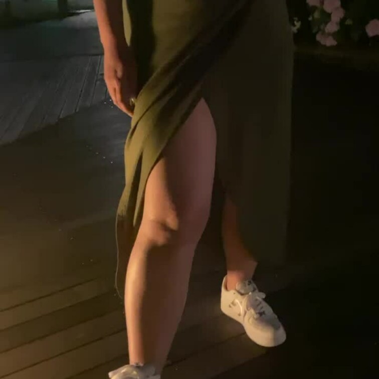 夜の公園散歩してきました　風が思いのほか強く肌寒かったのですが、普通の服がスリットもめくり上がりエチエチ衣装に… 
長