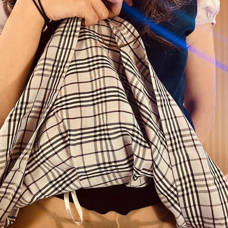 撮られる事に抵抗がない彼女はカメラの前でもノリノリです