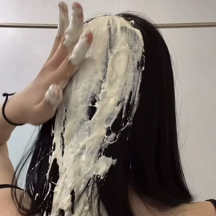 ✨リクエスト動画✨
小麦粉のドロドロで髪の毛messy💞サラサラの黒髪にトリートメントみたいにしっかり馴染ませてくれて
