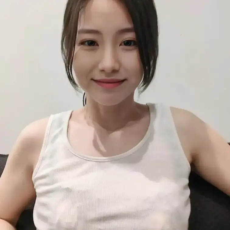 SNSに載せた動画の続きです💕
実はこんな色の下着をつけてました♡
SNSの動画だけで何色か気づいた人はいたかな？