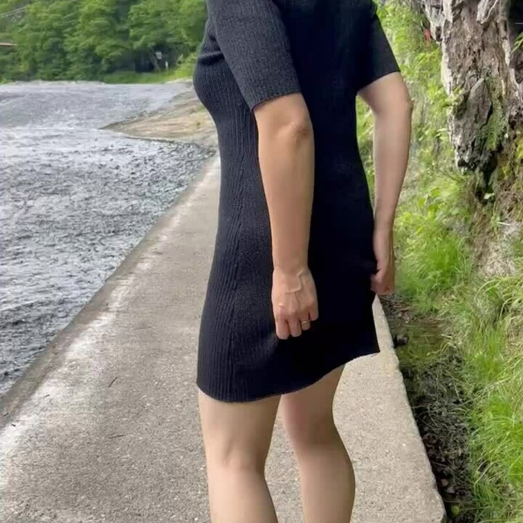 滝にて。

周りに観光客いっぱいだったけど🤭

チラ見せしてくれました。

サキさん💜