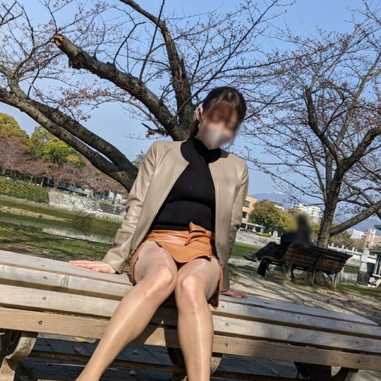 後ろのベンチのおじ様にガン見されてました😳
 私がチラチラ視線を送ってもガン見は変わらずだったので、これは私の変態行為