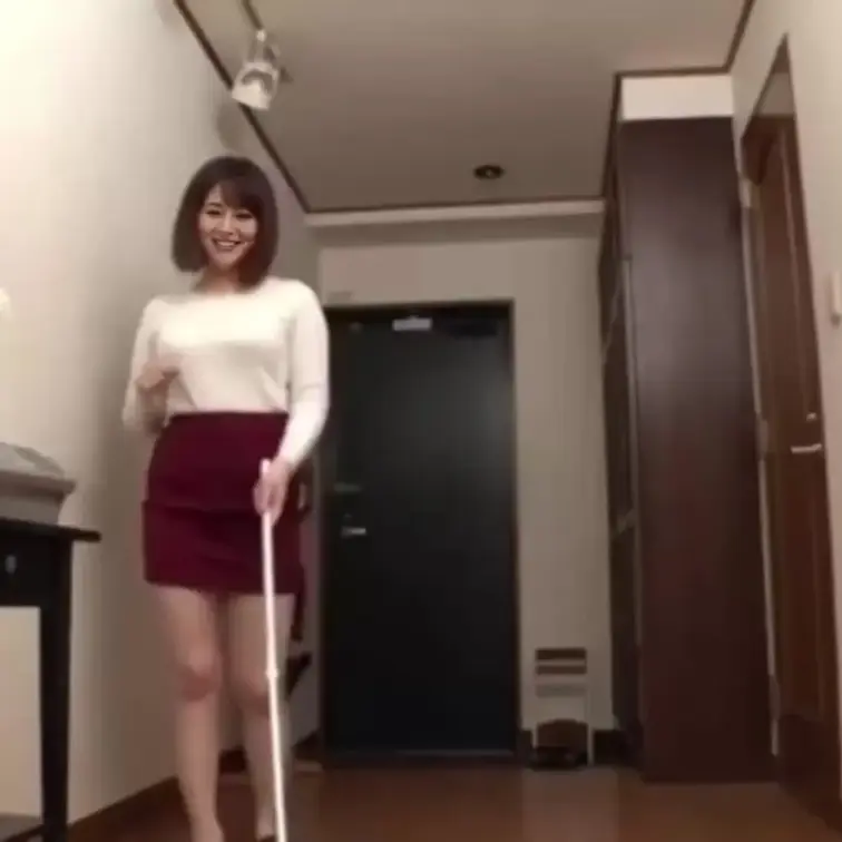 旦那が帰宅しトイレ🚽から出てきて…襲われちゃった☺️まさか気づかれた🫣旦那が帰宅する前にもも🍑トイレ🚽で大💩したばかりだ