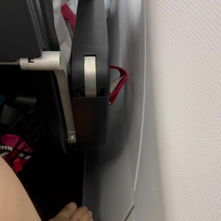 飛行機の中で、前の席の人に見せつけちゃった