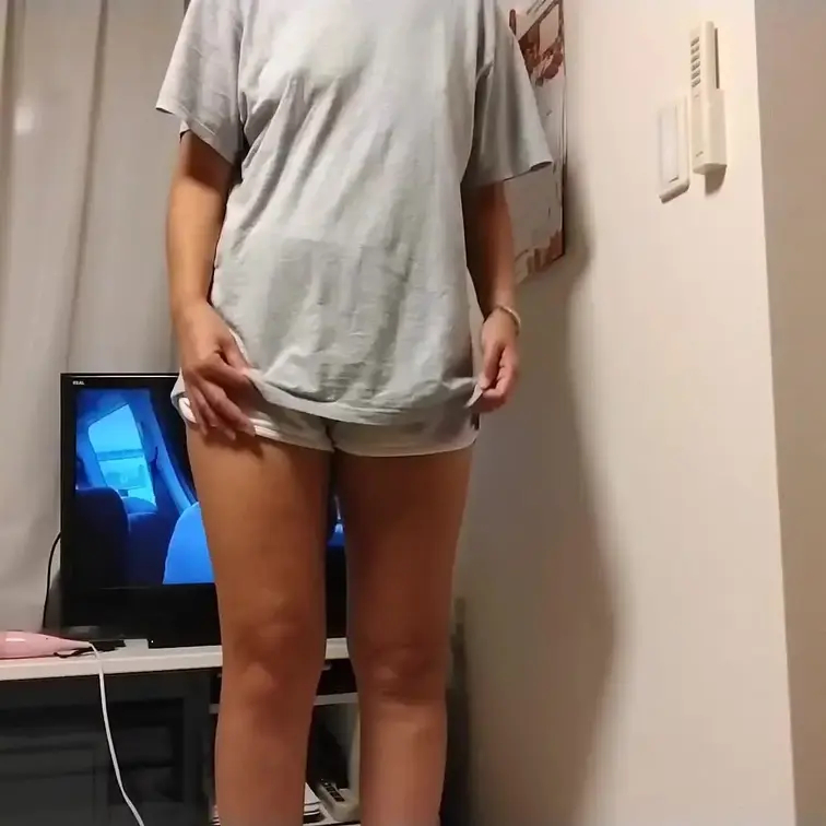 部屋の中で生脱ぎをして全裸になってから大好きなおもちゃで気持ちよくしてもらいました💛　その後はもっと大好きなご褒美を入れ