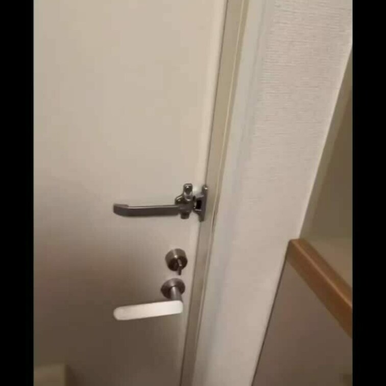 遊んで家に帰ったらまさかのM男君が・・・ そこから急遽撮影でルーズソックスの蒸れ感を確認されて フェラからの足コキさせら