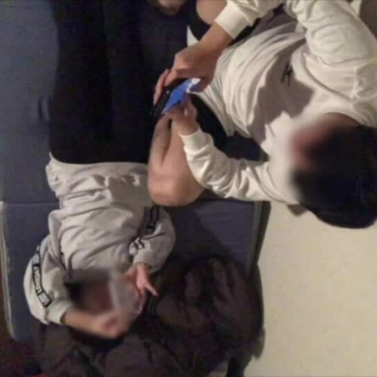 大◯生彼女と寝る前に2人で音楽聴いたり一緒に旅行に行った時の写真みたりしていい雰囲気になり、そのまま彼女はキスしながら僕