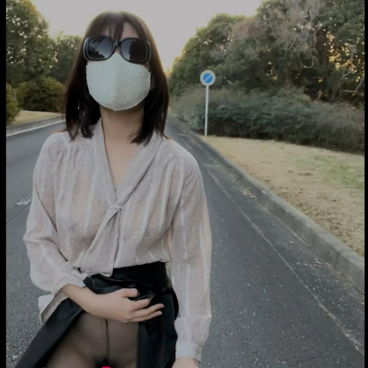 透けるブラウスとミニスカのしたに黒パンスト直穿きで野外散歩しました