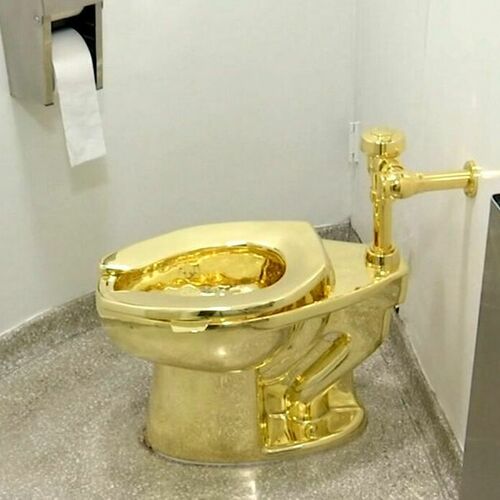 デパートのトイレでこっそりオナニー