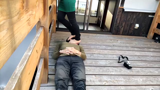 ベランダで裸足で楽しそうにM男の顔...