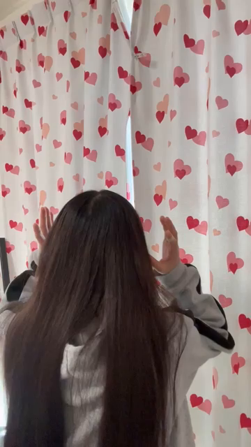 腰までのロングヘアでポニーテールで...
