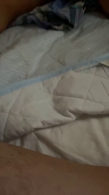 事後にお腹に出した精子を拭いてます✨