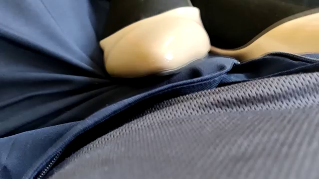 渚ちゃんのパンプスでパンツの上から...