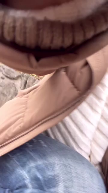 公園で、人いっぱいいるのにズボンか...